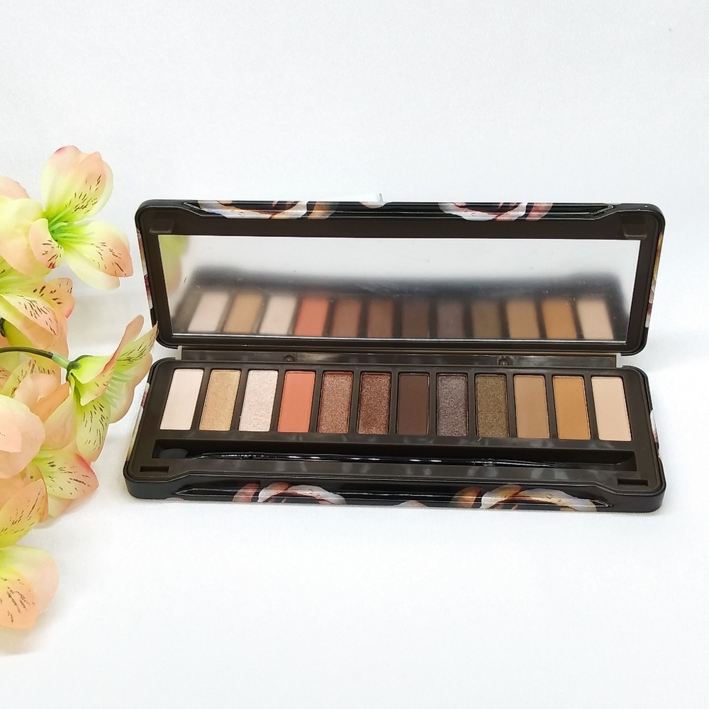 Twelve shades in a matte and shimmer finish